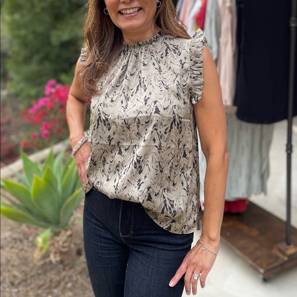 NWT Grade & Gather Satin Swirl Ruffle Tank Sleeveless Top Blouse Olive - Picture 1 of 8